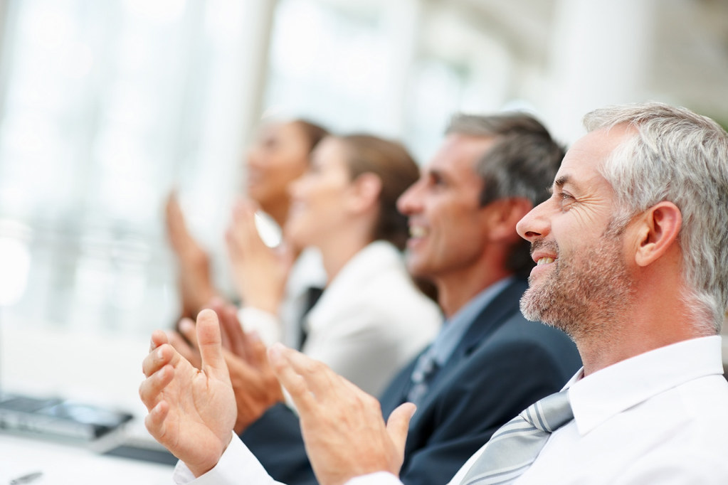 Equipo de trabajo participando en una reunión en inglés